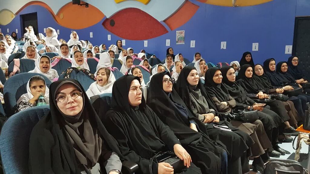 1348758-1 جشن پُر شور هفته ملی کودک در کانون کرمانشاه
