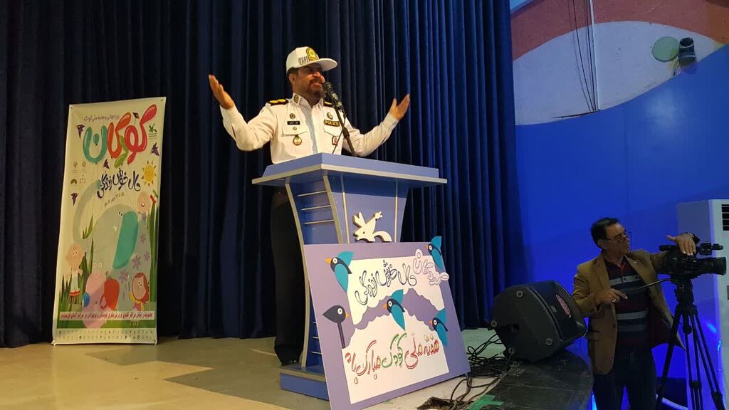 1348844-1 پیوند پلیس و کودک در جشن هفته ملی کودک کانون کرمانشاه