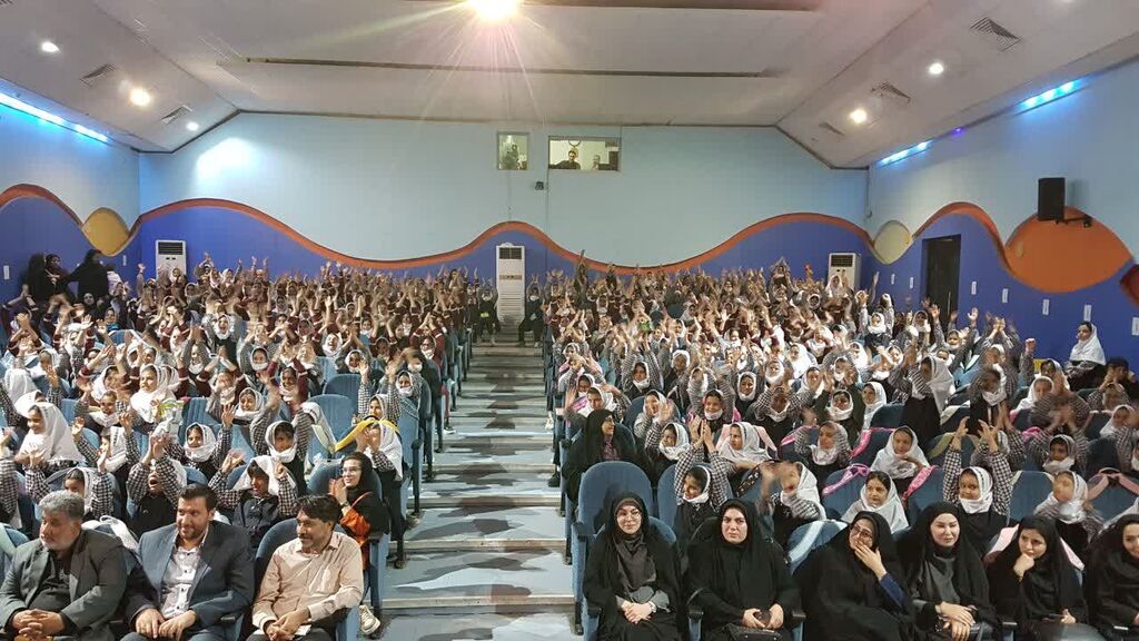 1348847-1 پیوند پلیس و کودک در جشن هفته ملی کودک کانون کرمانشاه