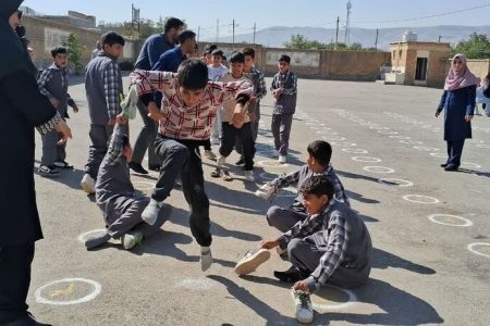 جشن هفته ملی کودک با شور و نشاط بازی‌های محلی در روستای قارلق کنگاور
