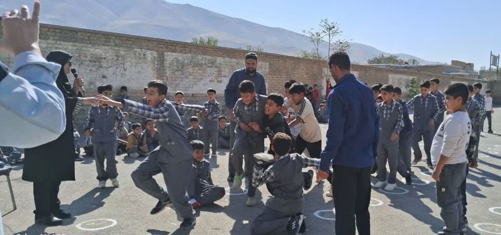 1348890-1 جشن هفته ملی کودک با شور و نشاط بازیهای محلی در روستای قارلق کنگاور
