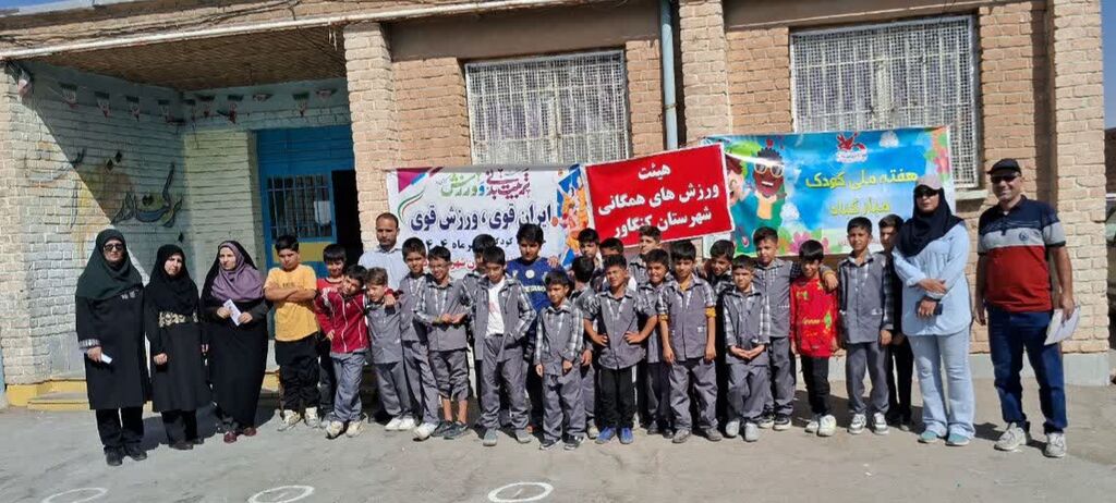 1348891-1 جشن هفته ملی کودک با شور و نشاط بازیهای محلی در روستای قارلق کنگاور