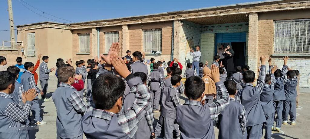 1348892-1 جشن هفته ملی کودک با شور و نشاط بازیهای محلی در روستای قارلق کنگاور