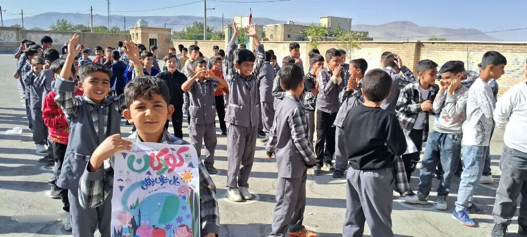 1348893-1 جشن هفته ملی کودک با شور و نشاط بازیهای محلی در روستای قارلق کنگاور