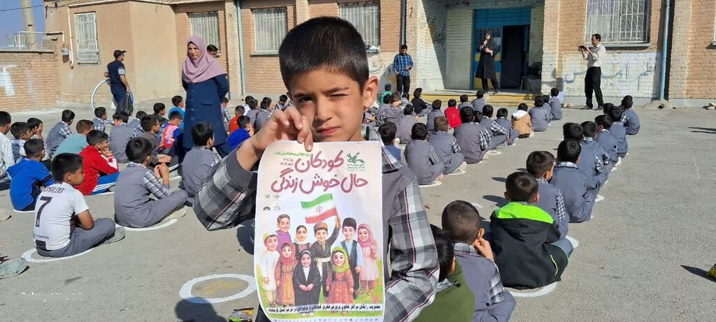 1348897-1 جشن هفته ملی کودک با شور و نشاط بازیهای محلی در روستای قارلق کنگاور