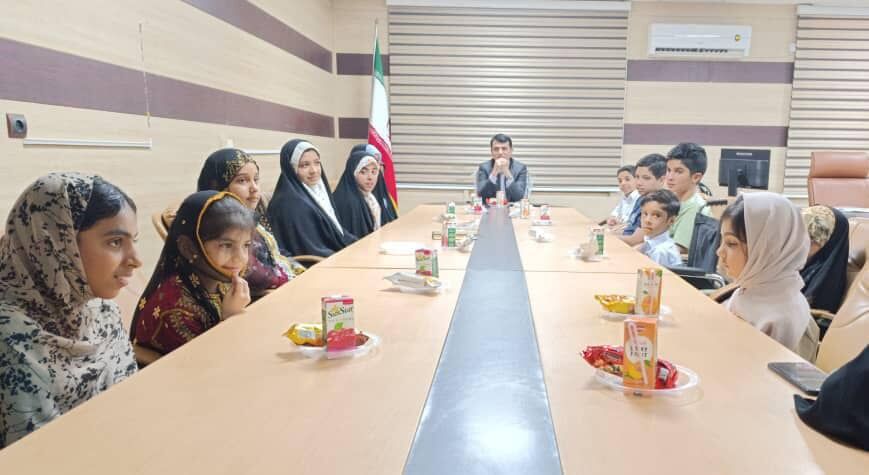 1348909-1 دیدار کودکان نخبه شهرستان جاسک با فرماندار