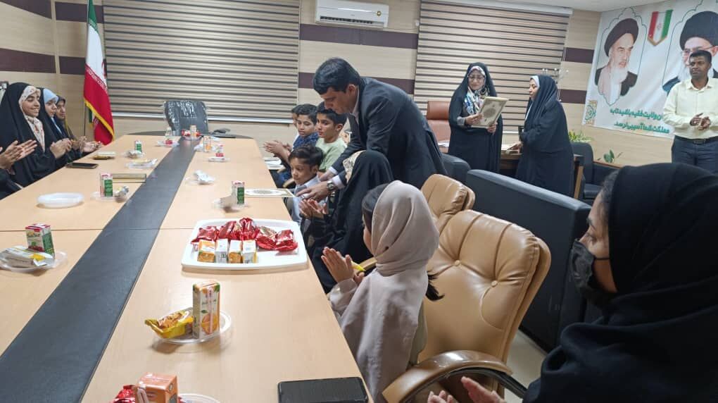 1348913-1 دیدار کودکان نخبه شهرستان جاسک با فرماندار