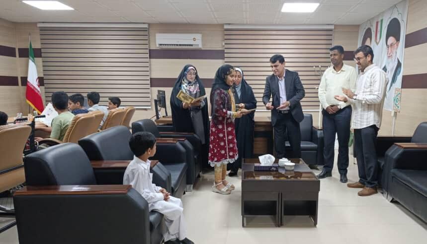 1348914-1 دیدار کودکان نخبه شهرستان جاسک با فرماندار