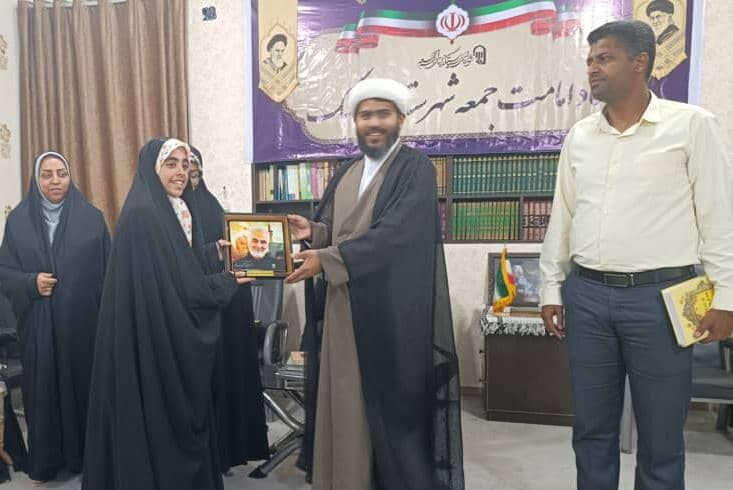 1348956-1 دیدارکودکان جاسک به همراه مسئول مرکز جاسک و اعضای شورای والدین با امام جمعه شهرستان