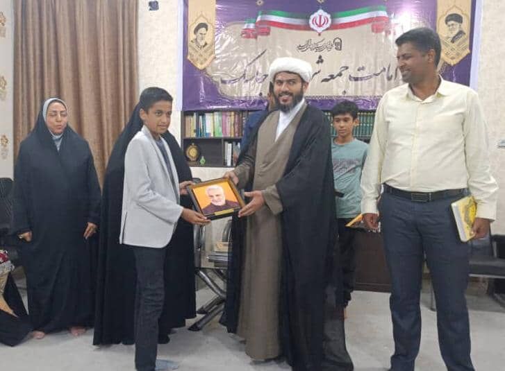 1348957-1 دیدارکودکان جاسک به همراه مسئول مرکز جاسک و اعضای شورای والدین با امام جمعه شهرستان