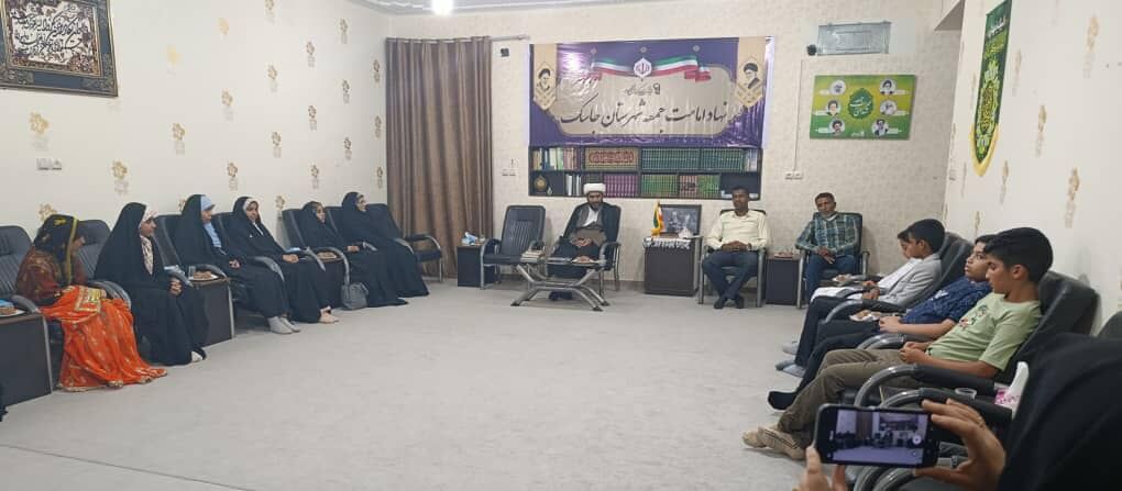 1348958-1 دیدارکودکان جاسک به همراه مسئول مرکز جاسک و اعضای شورای والدین با امام جمعه شهرستان