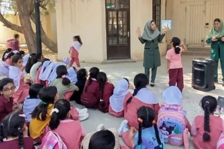 حضور مربی مرکز بستک، در جشن روز ملی کودک در جمع دانش‌آموزان مدرسه دانا