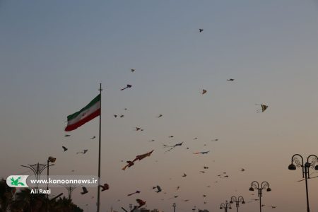 پرواز بادبادک‌ها بر فراز ساحل نیلگون خلیج فارس در بوشهر