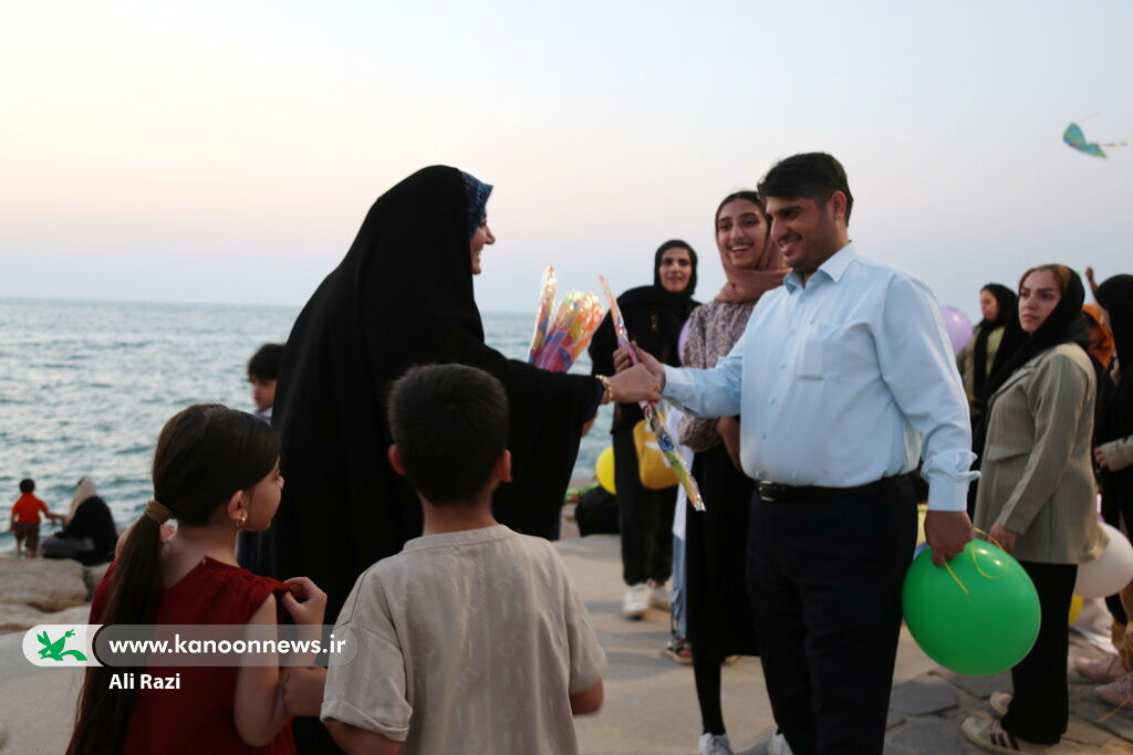 پرواز بادبادک‌ها بر فراز ساحل نیلگون خلیج فارس در بوشهر