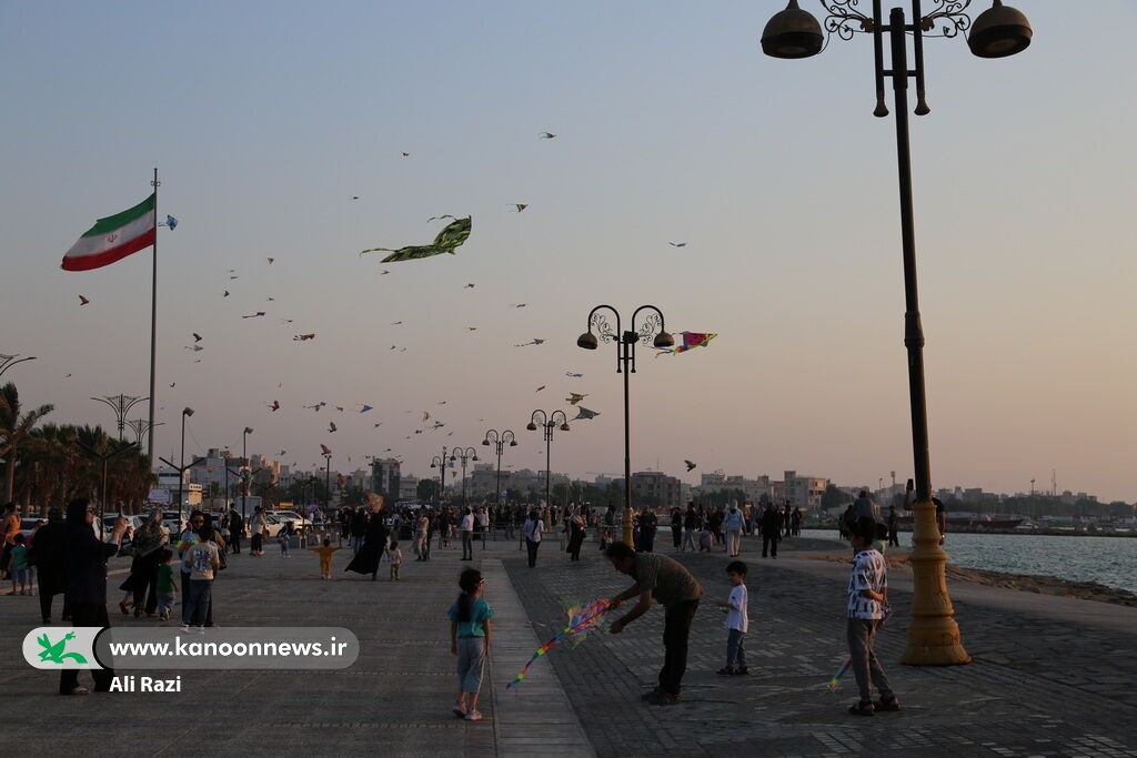 پرواز بادبادک‌ها بر فراز ساحل نیلگون خلیج فارس در بوشهر