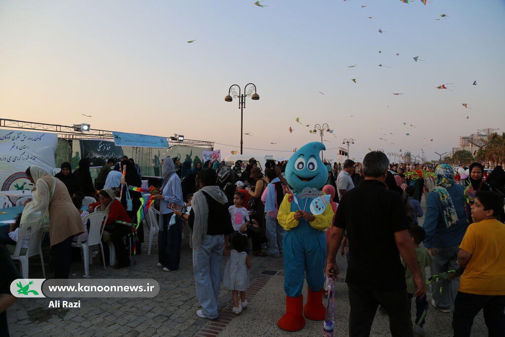 پرواز بادبادک‌ها بر فراز ساحل نیلگون خلیج فارس در بوشهر