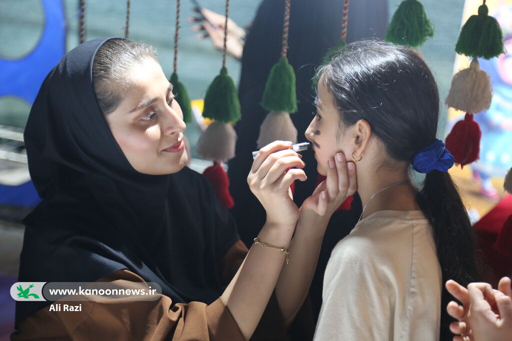 پرواز بادبادک‌ها بر فراز ساحل نیلگون خلیج فارس در بوشهر