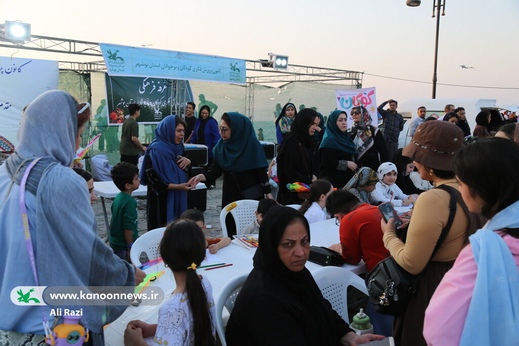 پرواز بادبادک‌ها بر فراز ساحل نیلگون خلیج فارس در بوشهر