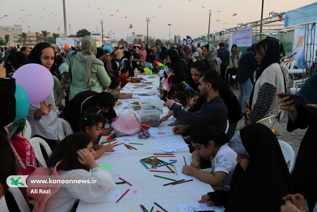 پرواز بادبادک‌ها بر فراز ساحل نیلگون خلیج فارس در بوشهر