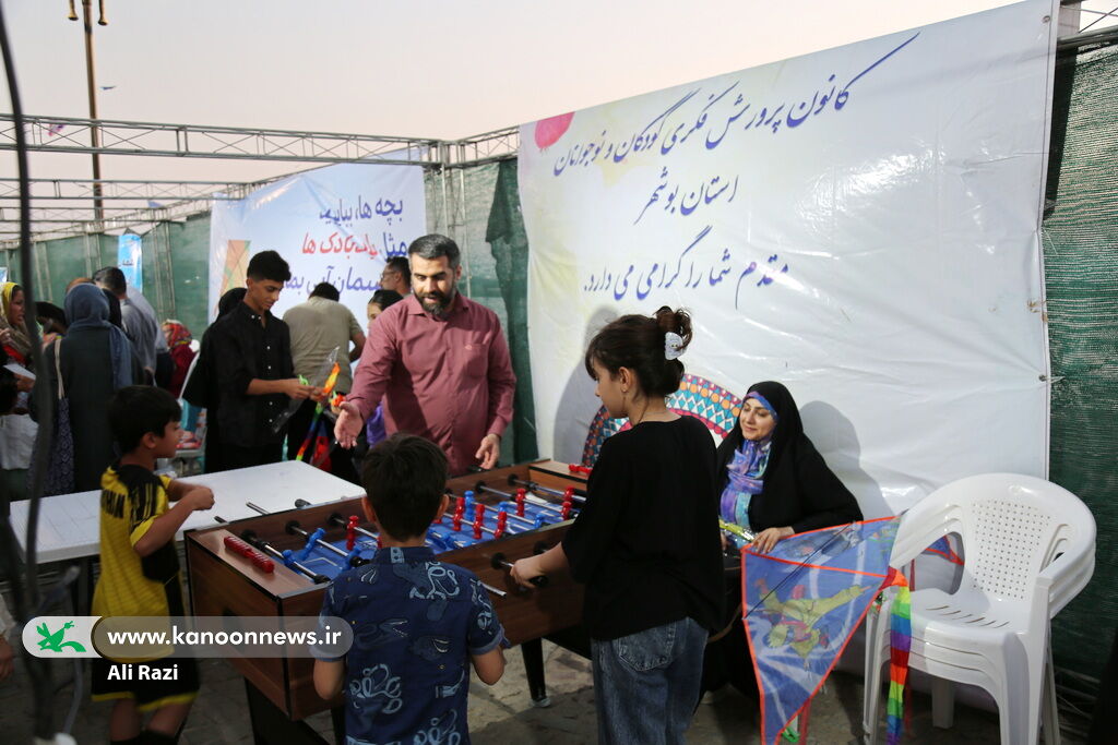 پرواز بادبادک‌ها بر فراز ساحل نیلگون خلیج فارس در بوشهر