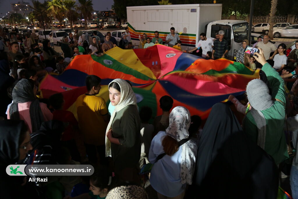 پرواز بادبادک‌ها بر فراز ساحل نیلگون خلیج فارس در بوشهر