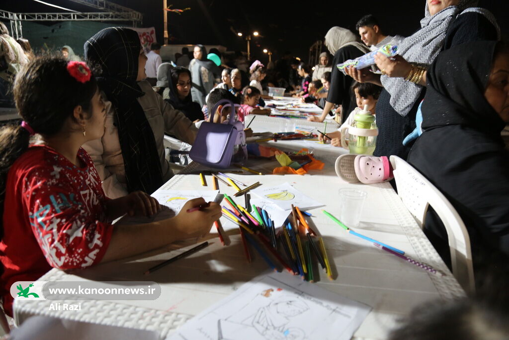 پرواز بادبادک‌ها بر فراز ساحل نیلگون خلیج فارس در بوشهر