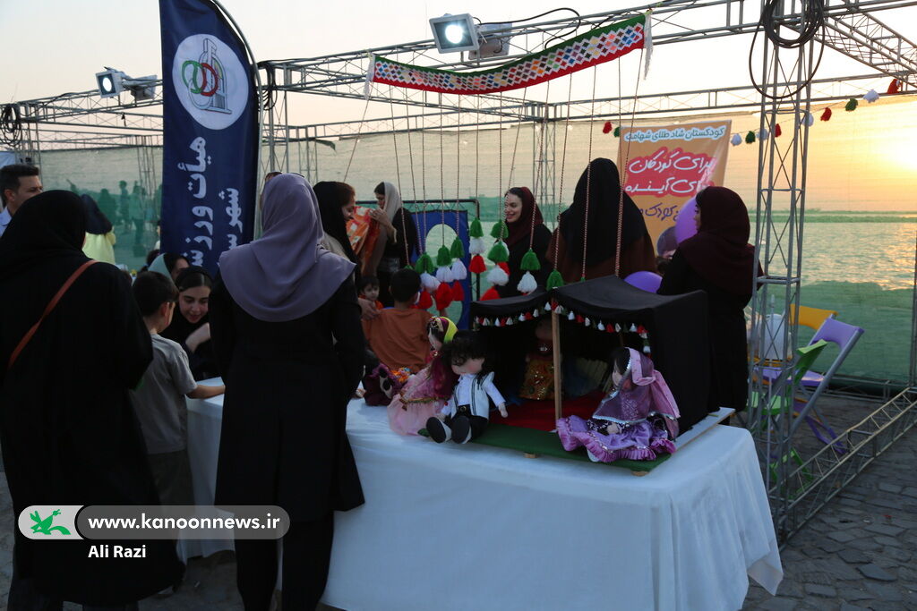 پرواز بادبادک‌ها بر فراز ساحل نیلگون خلیج فارس در بوشهر