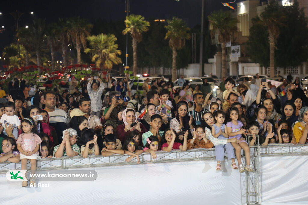 پرواز بادبادک‌ها بر فراز ساحل نیلگون خلیج فارس در بوشهر