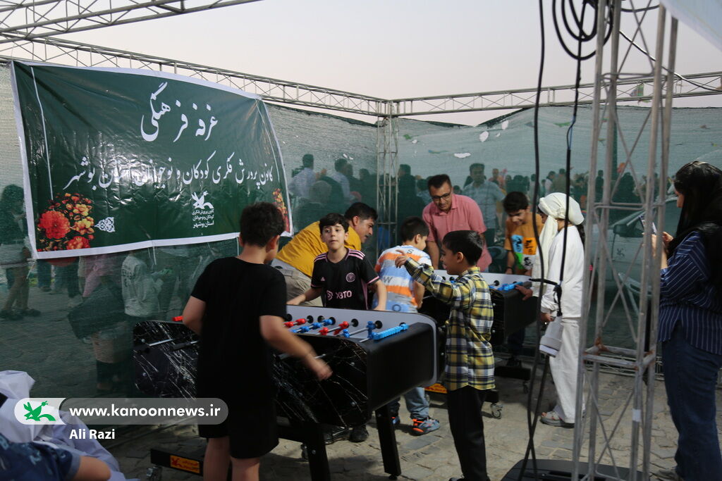 پرواز بادبادک‌ها بر فراز ساحل نیلگون خلیج فارس در بوشهر