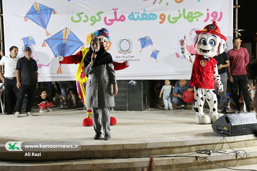 پرواز بادبادک‌ها بر فراز ساحل نیلگون خلیج فارس در بوشهر