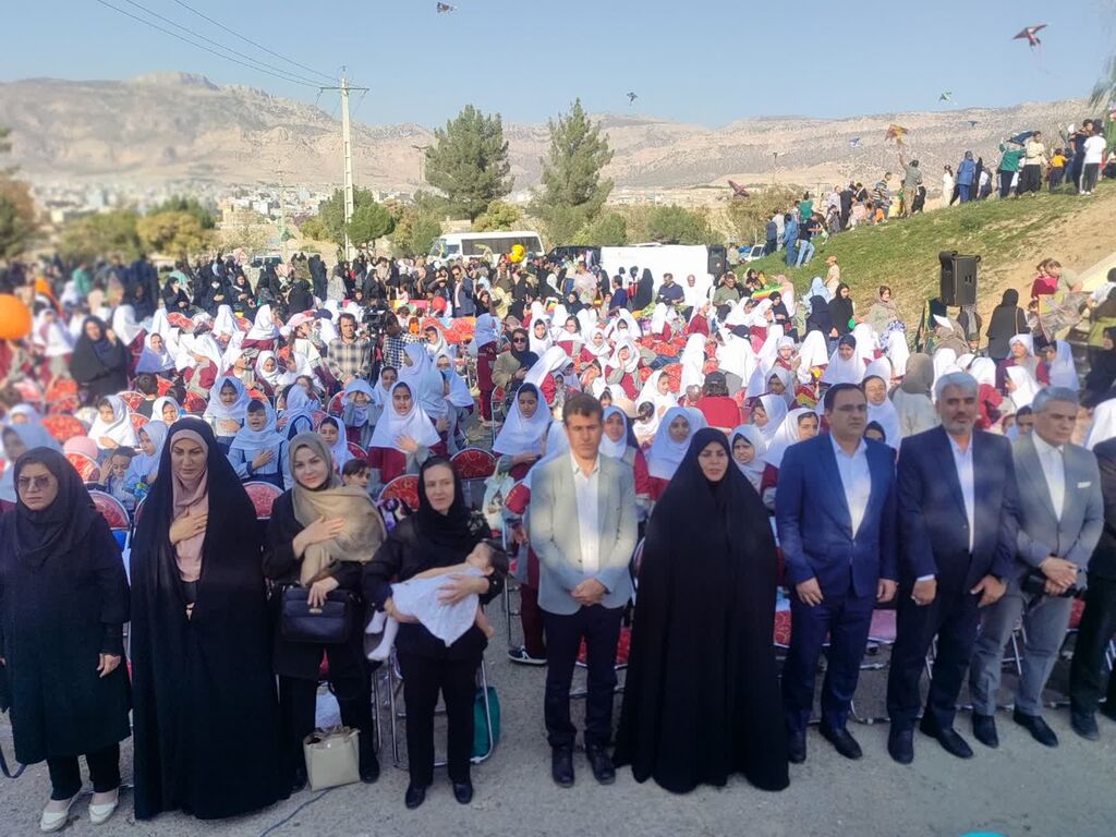 1349208-1 شادی کودکان ایلامی درجشن بزرگ بادبادکها