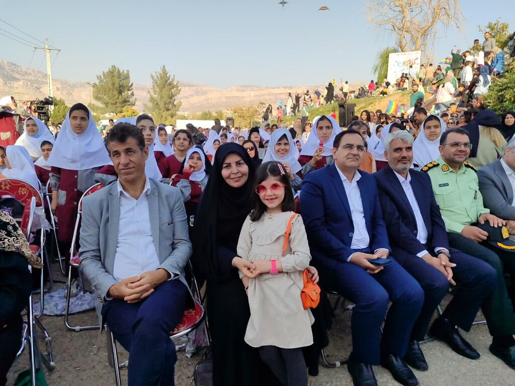 1349209-1 شادی کودکان ایلامی درجشن بزرگ بادبادکها