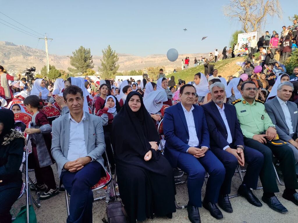 1349211-2 شادی کودکان ایلامی درجشن بزرگ بادبادکها