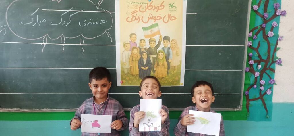 1349237-1 آغاز هفته کودک با شعر و نقاشی در مرکز یک شیراز