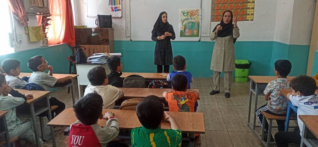 1349239-1 آغاز هفته کودک با شعر و نقاشی در مرکز یک شیراز