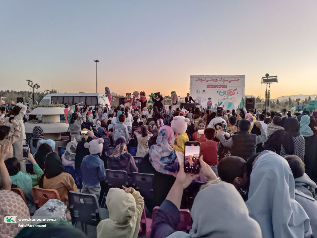 1349424-1 جشن روز ملی کودک با حضور جمع گستردهای از مردم زاهدان برگزار شد