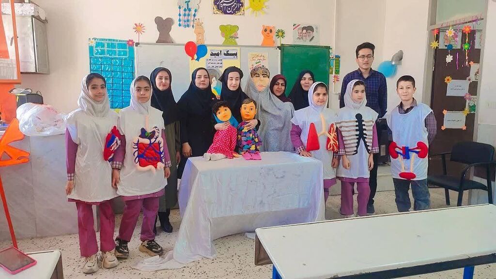 1349554-1 اجرای برنامه پیک امید کانون مرکز کازرون در روستای گلستان