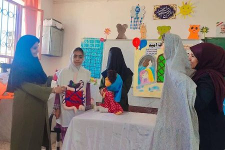 اجرای برنامه پیک امید کانون مرکز کازرون در روستای گلستان