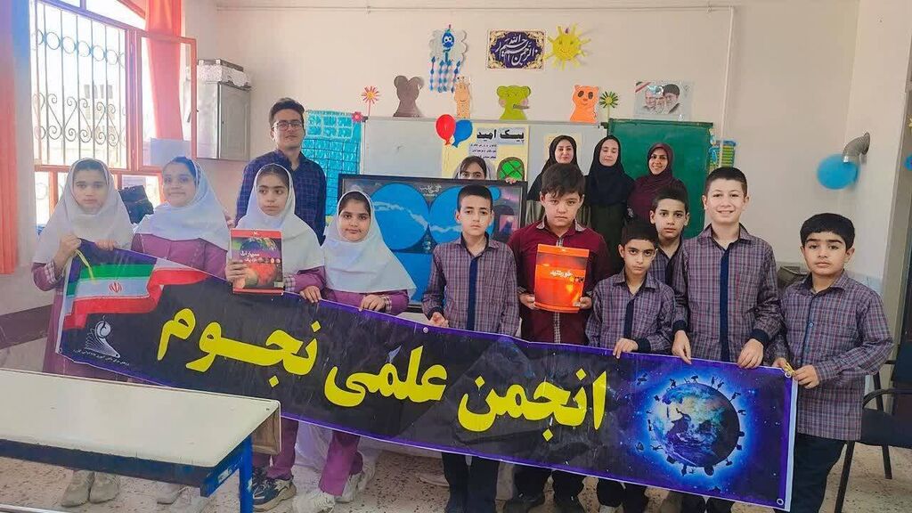 1349556-1 اجرای برنامه پیک امید کانون مرکز کازرون در روستای گلستان