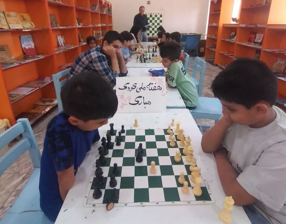 1349596-1 رقابت شطرنج اعضا و والدین گیلانغربی در هفته ملی کودک