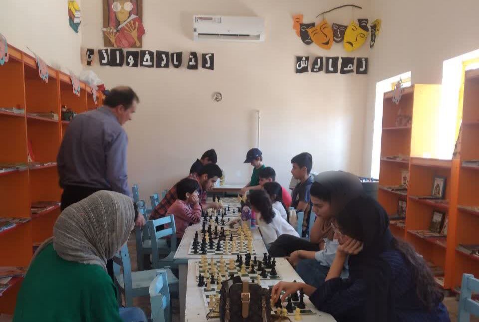 1349597-1 رقابت شطرنج اعضا و والدین گیلانغربی در هفته ملی کودک
