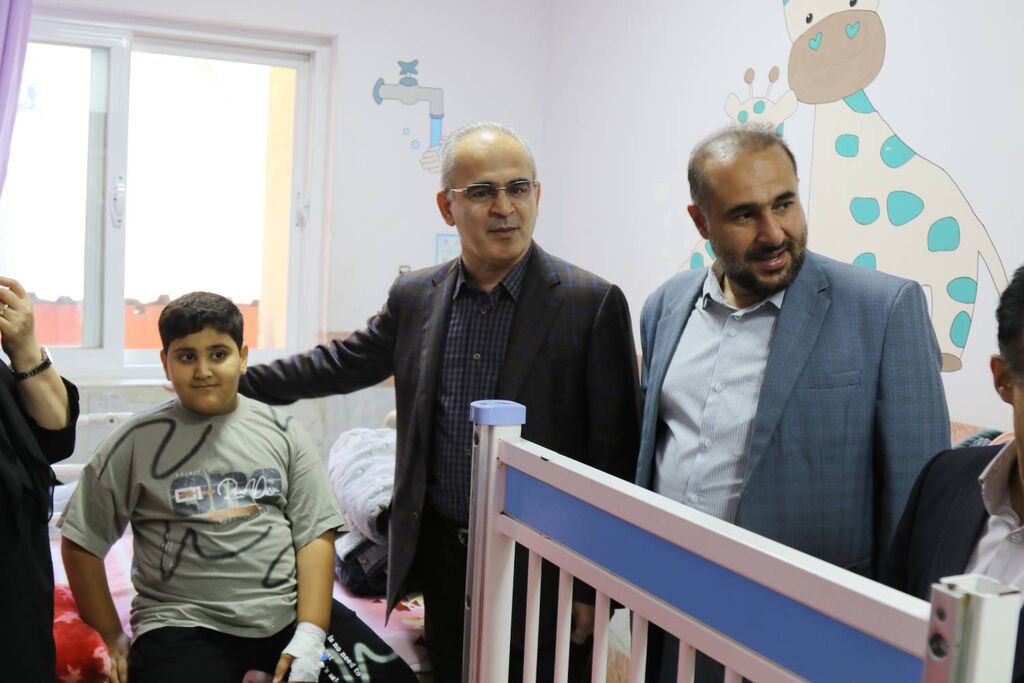 1349611-1 لبخند شادی بر لبان کودکان بیمارستان بوعلیسینا ساری شکوفا شد