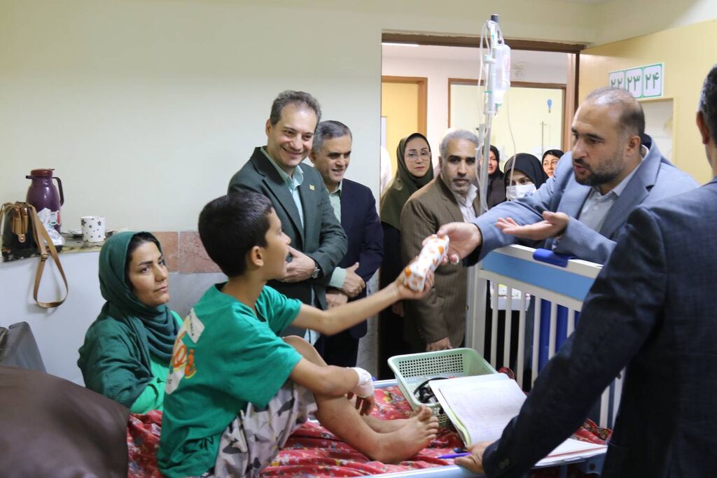 1349613-1 لبخند شادی بر لبان کودکان بیمارستان بوعلیسینا ساری شکوفا شد