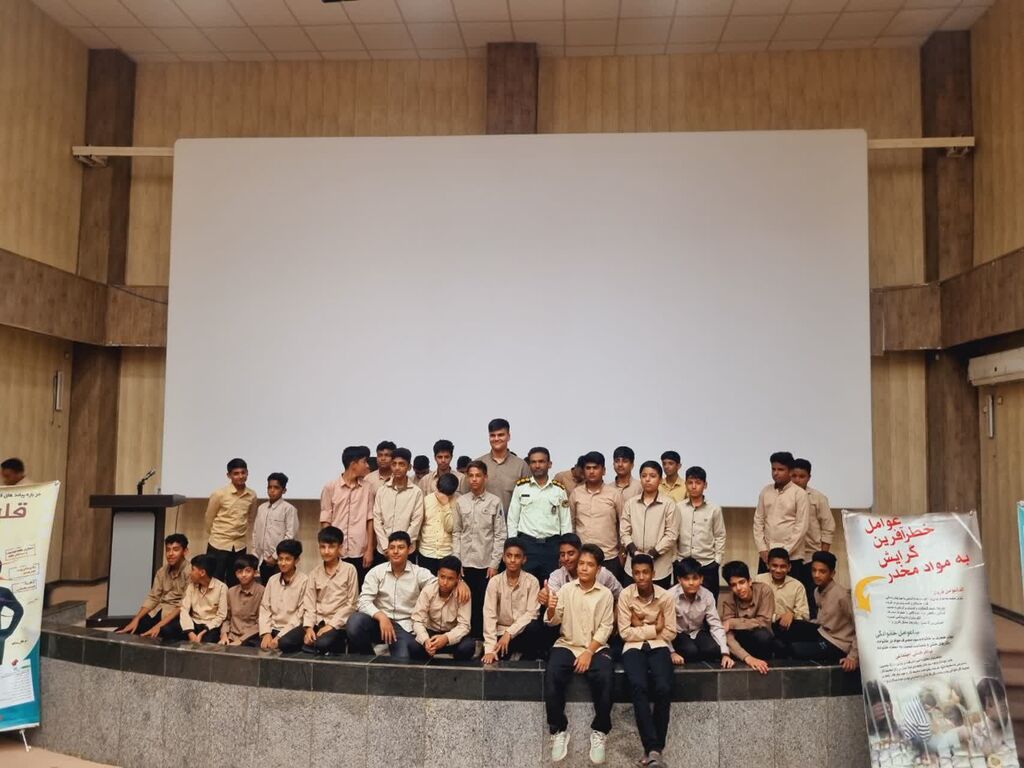 1349649-1 برگزاری نشست آگاهیبخشی در حوزه مواد مخدر و آسیبهای اجتماعی در مرکز ابوموسی