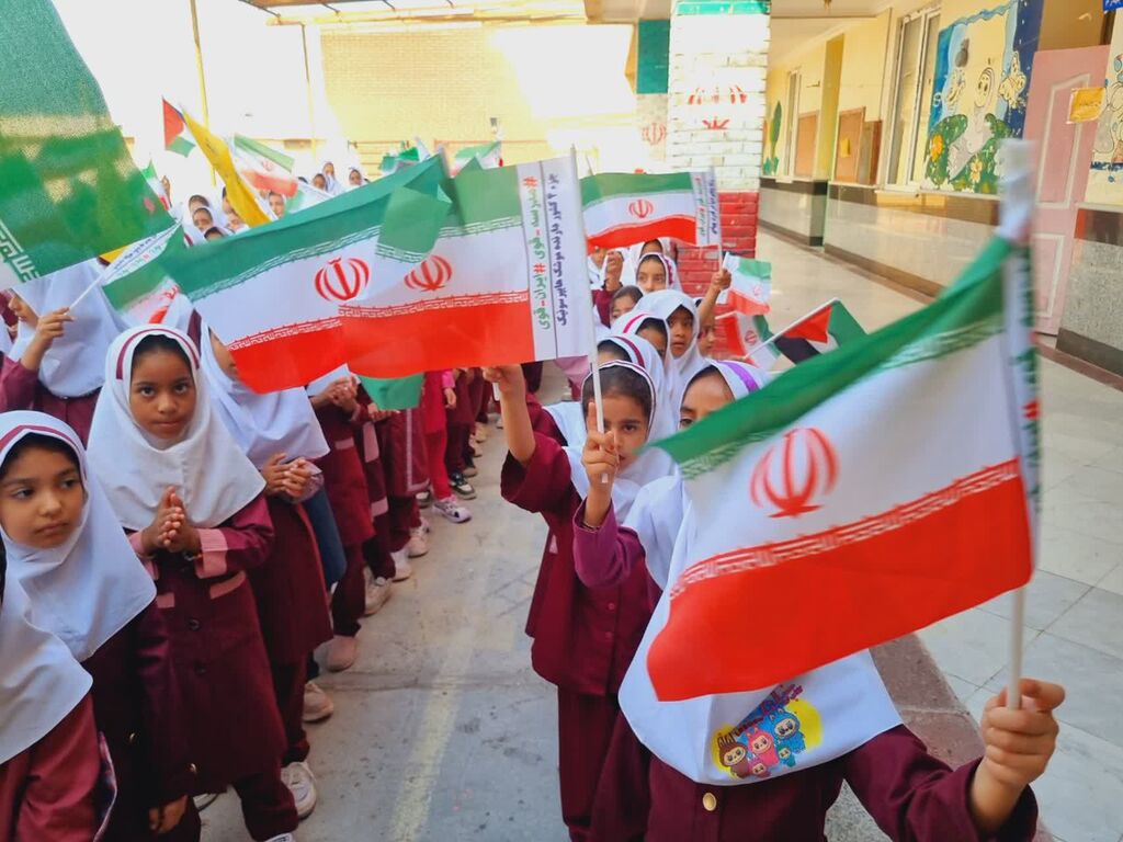 1349656-1 زنگ دوستی و احترام به پرچم در دبستان دخترانه ریحانه شهرستان ابوموسی طنینانداز شد