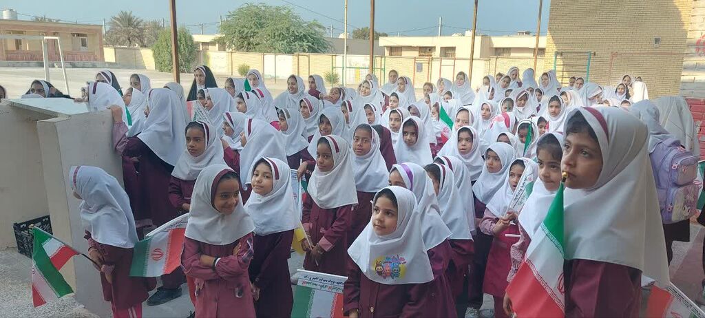 1349658-1 زنگ دوستی و احترام به پرچم در دبستان دخترانه ریحانه شهرستان ابوموسی طنینانداز شد