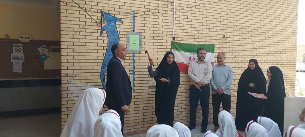 1349660-1 زنگ دوستی و احترام به پرچم در دبستان دخترانه ریحانه شهرستان ابوموسی طنینانداز شد