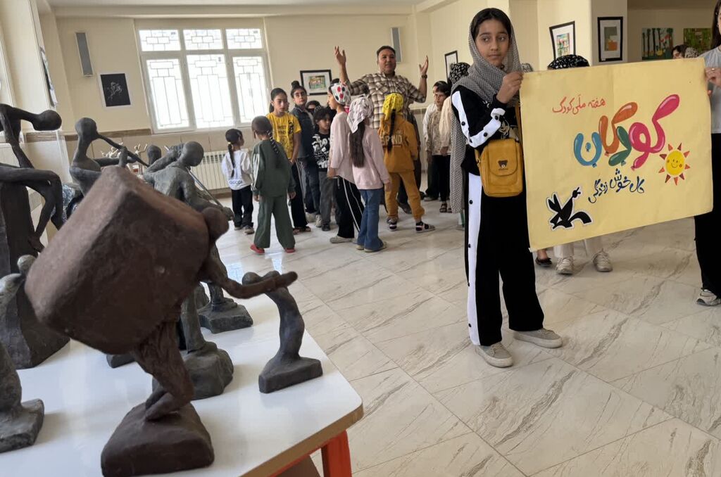 نمایشگاه تجسمی مرکز شماره ۳ اسلام‌آباد غرب در هفته ملی کودک