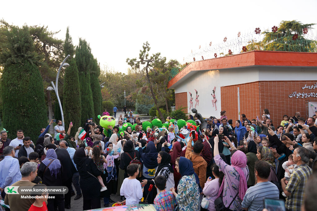 لحظات خوش کودکان با همراهی عروسک‌ها رقم خورد