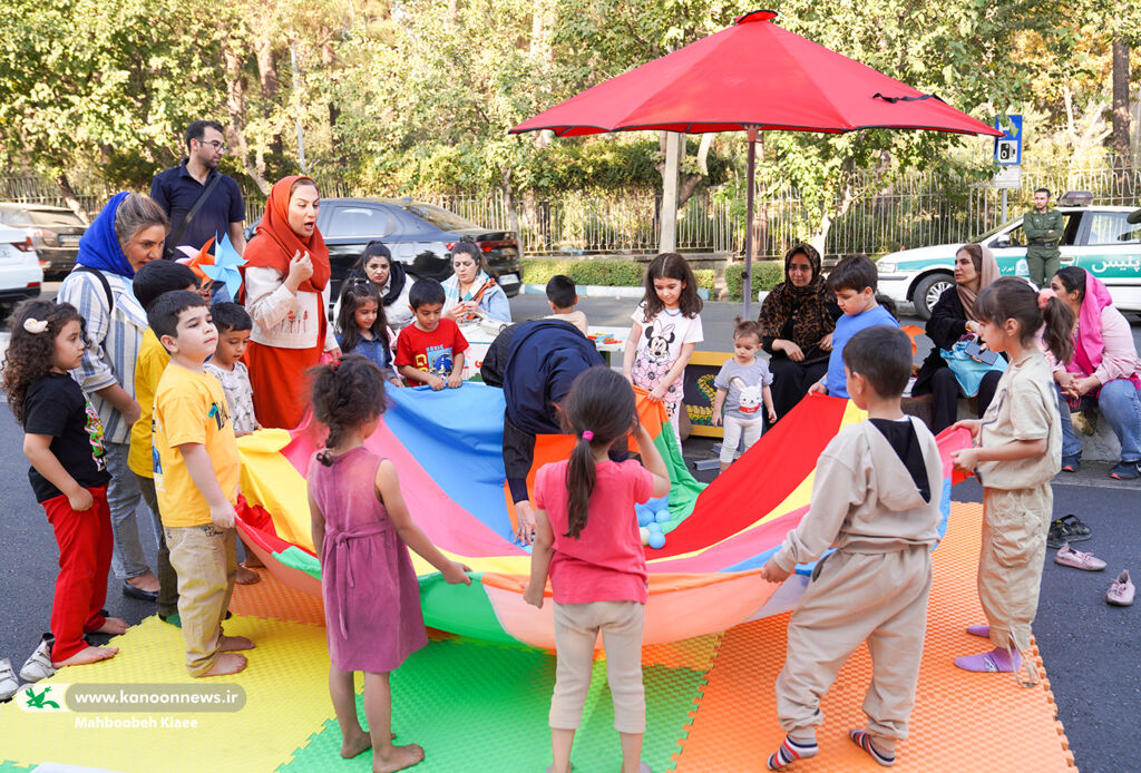 لحظات خوش کودکان با همراهی عروسک‌ها رقم خورد